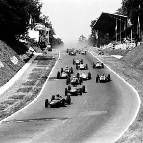 Rouen les Essarts : Graham Hill a surgit de la premièère ligne  mais Jim est dans son aspiration Rouen les Essarts : Graham Hill a surgit de la premièère ligne  mais Jim est dans son aspiration